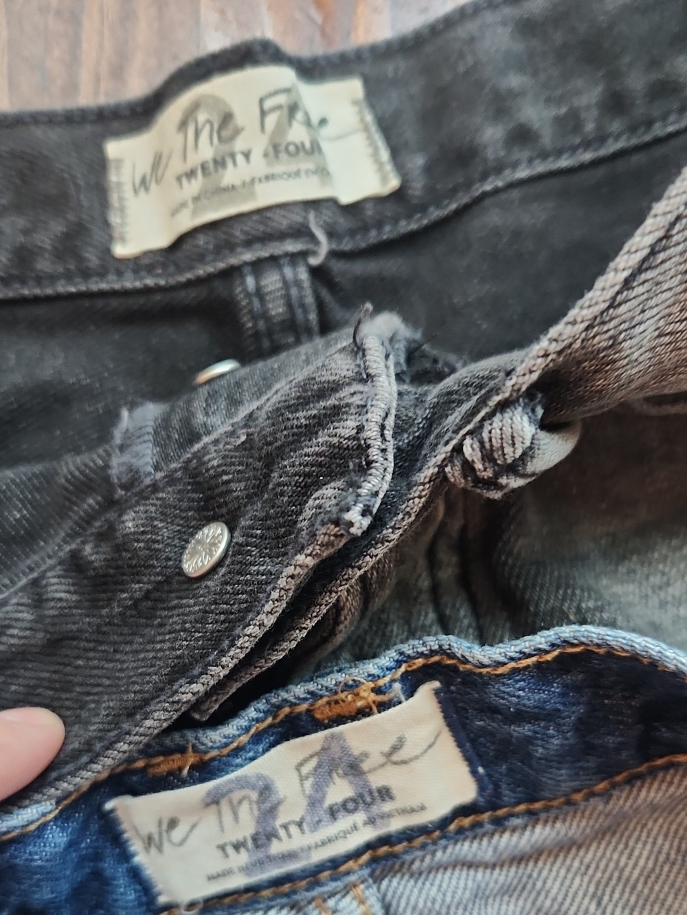 We THE Free BUNDLE Of 2 Denim Shorts Sz 24 - Picture 2 of 5